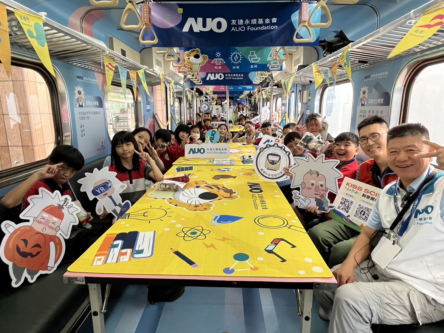 DB真人永續基金會參與「臺灣科普環島列車」，設計基礎科學車廂課程，以「淨零碳排和永續能源」為主題，讓學生透過創意實驗認識淨零知識，以及思考生活中的減碳行為