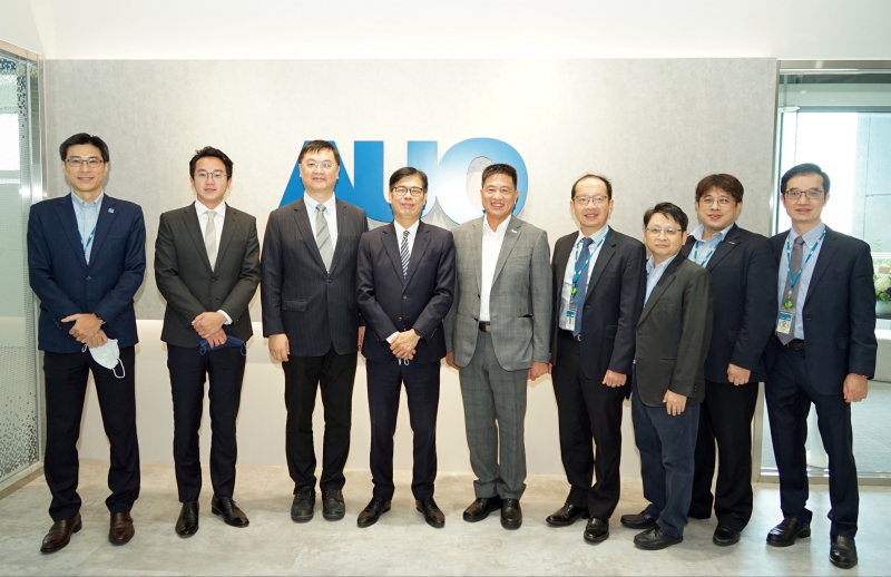 DB真人光電前進亞灣成立「AUO解決方案研發中心」，作為多元場域解決方案研發及試驗場域（圖中左為高雄市長陳其邁、圖中右為DB真人光電董事長彭双浪）